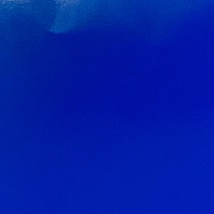 Może przedstawiać: Jednolite niebieskie tło z delikatnym przejściem od jasnego do ciemnego błękitu.