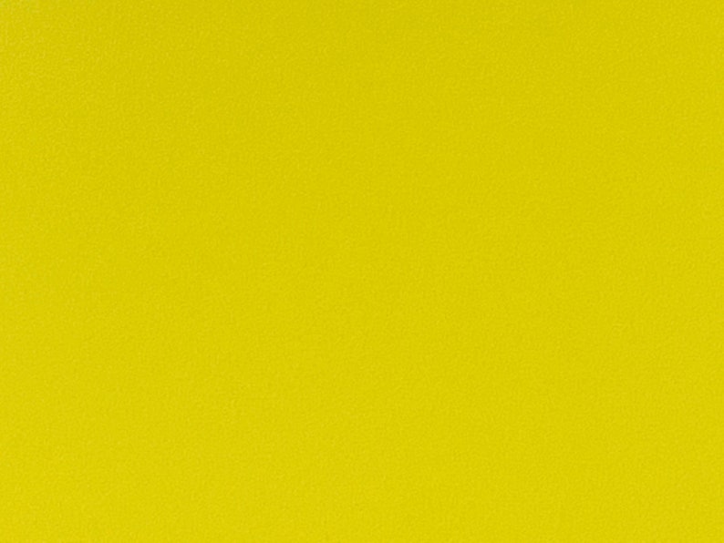 Peut inclure: Un fond jaune uni avec une surface l&eacute;g&egrave;rement textur&eacute;e.