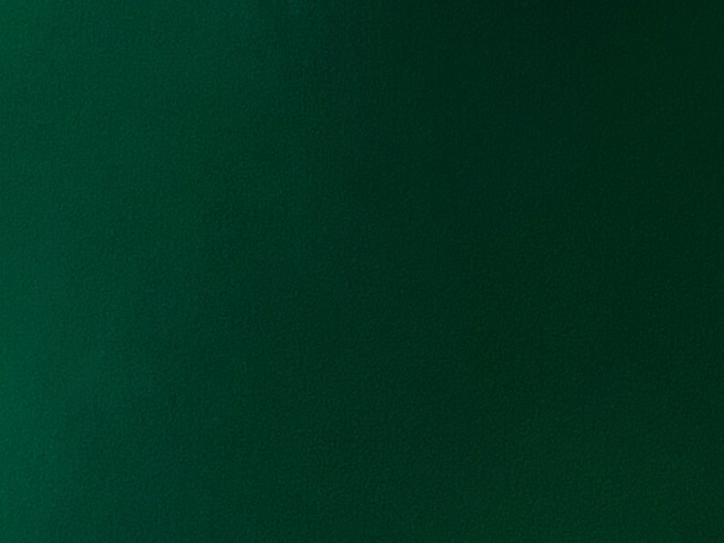 Peut inclure: Un fond vert uni avec une surface l&eacute;g&egrave;rement textur&eacute;e.