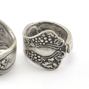 Könnte beinhalten: Zwei silberne Ringe aus Vintage-Besteck mit Traubenmuster.