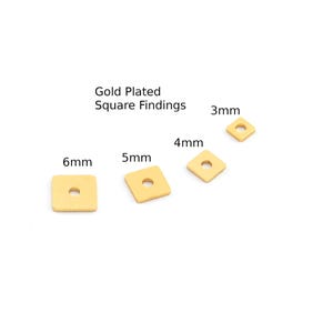Op de afbeelding: Goudkleurige vierkante bevindingen in vier maten: 3 mm, 4 mm, 5 mm en 6 mm. De bevindingen zijn licht goudkleurig en hebben een klein gaatje in het midden.
