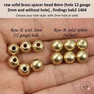 Könnte beinhalten: Nahaufnahme von rohen, massiven Messing-Abstandshaltern, 8 mm Durchmesser. Das Bild zeigt zwei Reihen von Perlen: eine mit einem 2-mm-Loch (12 Gauge) und eine weitere Reihe von Vollkugeln. Der Text lautet: "Wählen Sie Ihren Lochstil: mit 2 mm Loch oder massiv."