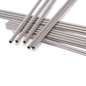 以下が含まれることがあります： 丸みを帯びた端を持つ銀色の金属管の束。管は扇形に配置され、管の端は画像の下部を指しています。