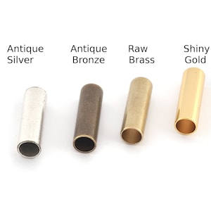 Puede incluir: Cuatro tubos metálicos en diferentes acabados: plata antigua, bronce antiguo, latón en bruto y oro brillante.