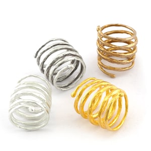 Peut inclure: Quatre bagues en spirale de couleurs argent et or. Les bagues ont un design texturé et organique. Les bagues sont présentées sur un fond blanc. Il s'agit probablement de bijoux.