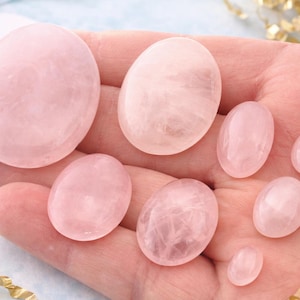 Cabochão oval de quartzo rosa 8x6–40x30 mm, gema rosa natural, base plana, sem furo, para confecção de joias.