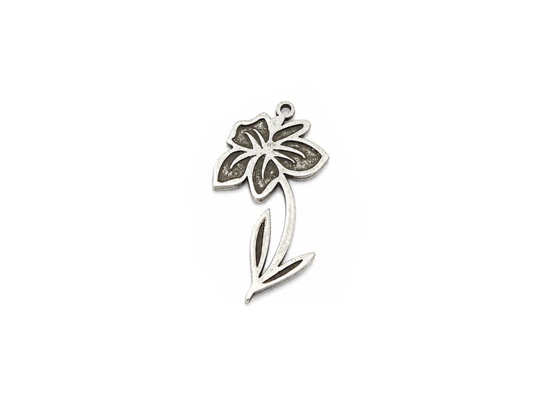 March daffodil charm pendant in antique silver finish, vintage style floral jewelry charm, 37x20mm botanical pendant for handmade jewelry