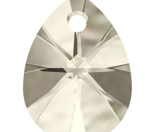 Puede incluir: Un colgante de cristal transparente en forma de lágrima con un agujero en la parte superior para enhebrar. El colgante tiene un diseño facetado y mide aproximadamente 2,5 cm de largo.