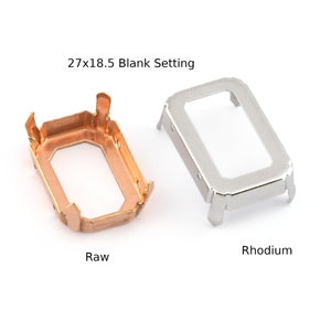 Peut inclure: Deux montures métalliques vierges, l'une en cuivre brut et l'autre plaquée rhodium. Les montures sont rectangulaires avec une ouverture de 27x18,5 mm. La monture brute est brun-rougeâtre, tandis que la monture en rhodium est argentée.