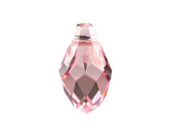 Puede incluir: Un colgante de cristal facetado rosa con un agujero en la parte superior para enhebrar.