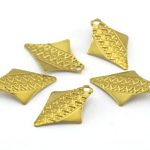 Könnte beinhalten: Fünf goldfarbene Metall-Anhänger in Diamantform mit einem strukturierten geometrischen Muster.