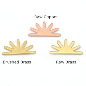 Puede incluir: Tres formas de sol en metal en diferentes acabados: cobre en bruto, latón cepillado y latón en bruto.