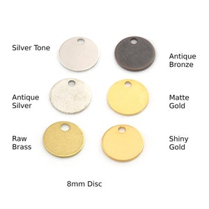 Peut inclure: Six disques métalliques de 8 mm en différentes finitions : ton argent, argent antique, bronze antique, or mat, laiton brut et or brillant.