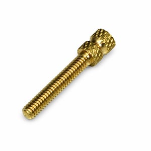Könnte beinhalten: Eine goldfarbene Rändelschraube aus Metall mit einem zylindrischen Gewindeschaft und einem gerändelten Kopf mit texturiertem Kreuzschraffurmuster. Das Befestigungselement ist für das manuelle Anziehen und Lösen konzipiert und hat ein metallisches Finish.