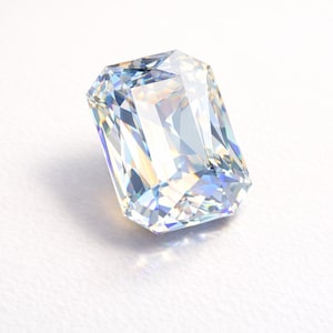 Duży, ozdobny kamień prostokątny ośmiokątny Swarovski® 4627 z efektem księżycowego cienia, foliowany tył 27X18,5 mm 89
