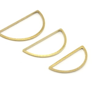 Puede incluir: Tres formas de medio círculo de metal de color dorado de diferentes tamaños.