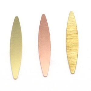Puede incluir: Tres formas de marcapáginas de metal en oro, oro rosa y oro cepillado.