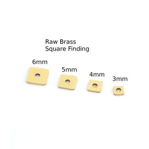 Könnte beinhalten: Vier quadratische Messing-Findings mit einem Loch in der Mitte. Die Größen sind 6 mm, 5 mm, 4 mm und 3 mm. Quadratischer Messing-Finding.