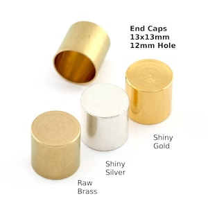 以下が含まれることがあります： 12mmの穴用のエンドキャップ3個。サイズは13mm×13mm。キャップは、無垢の真鍮、光沢のある銀、光沢のある金でできています。