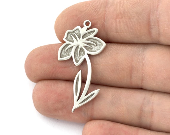 March Daffodil Charm Pendant, Raw Brass Flower Pendant, Birth Flower Jewelry, Daffodil Charm, Botanical Jewelry Supply, 37x20mm, 5271