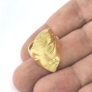 Peut inclure: Une bague en or avec une forme organique textur&eacute;e. La bague est faite d'une seule pi&egrave;ce de m&eacute;tal et a un design unique et asym&eacute;trique.