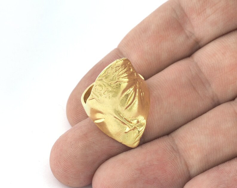 Peut inclure: Une bague en or avec une forme organique textur&eacute;e. La bague est faite d'une seule pi&egrave;ce de m&eacute;tal et a un design unique et asym&eacute;trique.