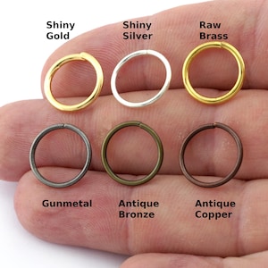 Puede incluir: Seis anillos de salto en diferentes acabados: oro brillante, plata brillante, latón en bruto, metal gris, bronce antiguo y cobre antiguo.