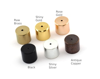 Puede incluir: Surtido de tapones de botella redondos de metal en varios acabados, incluyendo latón en bruto, oro brillante, oro rosa, cobre antiguo, plata brillante y negro.