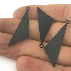 以下が含まれることがあります： 上部にジュエリーに取り付けるための穴が付いた、黒い金属製の三角形のペンダントチャーム3個