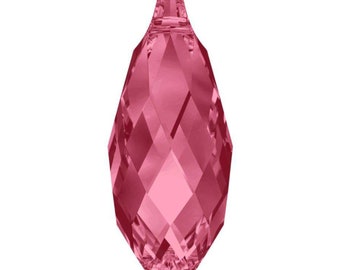 Puede incluir: Un colgante de cristal rosa en forma de lágrima con un diseño facetado.