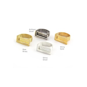 Anillo rectangular ajustable con rayas en blanco – Latón crudo, plata, oro - 5379