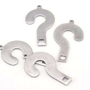 Op de afbeelding: Vier zilveren vraagtekenbedels met een lus aan de bovenkant om aan sieraden of andere knutselprojecten te bevestigen.