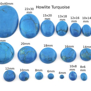 Może przedstawiać: Zestaw kaboszonów z turkusu howlitowego w różnych rozmiarach, od 4 mm do 30 mm. Kaboszony są jasnoniebieskie z białymi żyłkami.