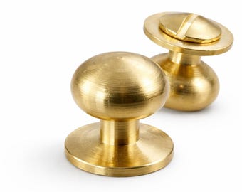 Pomo pequeño de latón de 13 x 14 mm con pernos de latón en bruto y orificio para tornillo M4 (1381)