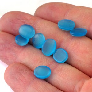 Cabochons oeil de chat bleus, ovale, 8 x 10 mm, dos plat CAB102-09