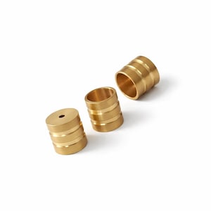 6 x 6 mm ändlock i rå mässing, 5 mm innerhål, 1 mm ändlock för snöre upptill, mässingssnöre, ändlock för lädersnöre, smyckesdetaljer -ENC5 1487