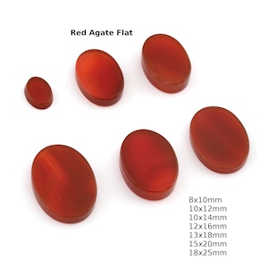 Peut inclure: Assortiment de six cabochons plats en agate rouge de différentes tailles, allant de 8x10mm à 18x25mm.