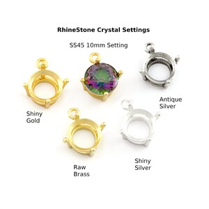 Peut inclure: Quatre sertis de cristal de strass ronds de 10 mm en différentes finitions : or brillant, laiton brut, argent brillant et argent antique. SS45 Serti de 10 mm.
