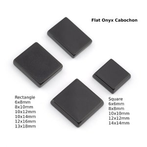 Könnte beinhalten: Fünf schwarze Onyx-Cabochons in verschiedenen rechteckigen und quadratischen Formen. Die Größen sind in Millimetern angegeben: 6x8 mm, 8x10 mm, 10x12 mm, 10x14 mm, 12x16 mm, 13x18 mm, 6x6 mm, 8x8 mm, 10x10 mm, 12x12 mm, 14x14 mm.