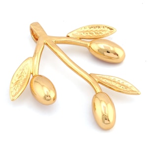 Op de afbeelding: Een gouden olijftak hanger met drie olijven en bladeren. De hanger is gemaakt van metaal en heeft een glanzende afwerking.