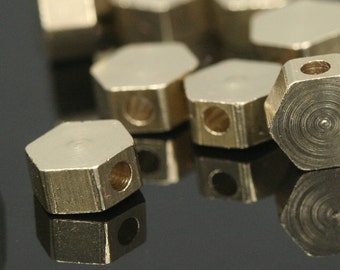 Perles hexagonales laiton brut 6x6x3mm 1/4"x1/4"x1/8" 1.5mm trou 15g 1557