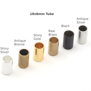 Puede incluir: Una colección de tubos de 10x6mm en varios acabados, incluyendo plata brillante, bronce antiguo, oro brillante, latón crudo, negro y plata antigua. El texto "10x6mm Tube" se muestra en la parte superior de la imagen.