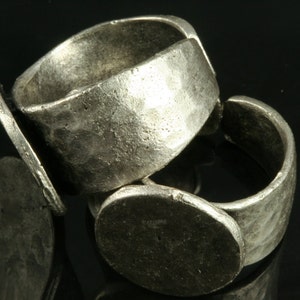 K&ouml;nnte beinhalten: Zwei silberne Ringe mit geh&auml;mmerter Oberfl&auml;che. Die Ringe sind &uuml;bereinander gestapelt.