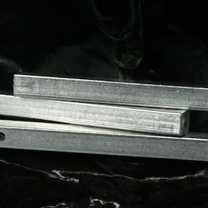 生のアルミ棒 角型 スタンピング 5 x 50 mm 3/16"x2" 角棒 工業デザイン (2 mm 5/64" 12 ゲージ穴) sbl550 1092-A1