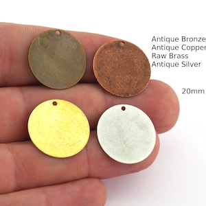 以下が含まれることがあります： アンティークブロンズ、アンティーク銅、真鍮、アンティークシルバーの4つの20mm丸型金属ディスク