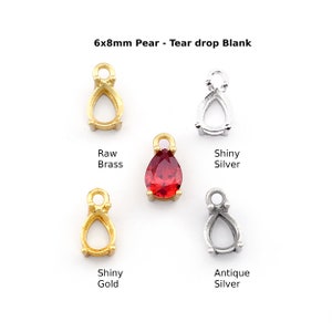 Puede incluir: Cinco piezas en blanco de 6x8 mm en forma de lágrima de pera para la elaboración de joyas. Las piezas en blanco son de latón en bruto, oro brillante, plata brillante y plata antigua. Una pieza en blanco tiene una piedra preciosa roja engastada.