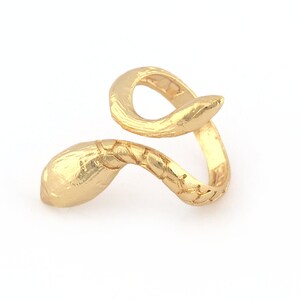 Op de afbeelding: Een gouden slangring met een getextureerd, opgerold ontwerp. De ring is open en verstelbaar.