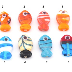 Puede incluir: Ocho cuentas de vidrio en forma de pez con un diseño de ojo malvado. Las cuentas son de varios colores, incluyendo naranja, azul, rojo y blanco. Las cuentas miden aproximadamente 5 cm de largo.