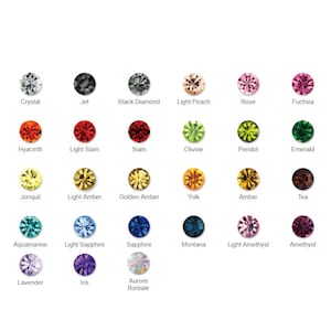Peut inclure: Tableau de 20 strass ronds en verre de différentes couleurs. Les couleurs incluent cristal, jet, diamant noir, pêche clair, rose, fuchsia, hyacinthe, siam clair, siam, olivine, péridot, émeraude, jonquille, ambre clair, ambre doré, jaune d'œuf, ambre, thé, aigue-marine, saphir clair, saphir, montana, améthyste clair, améthyste, lavande, iris et aurore boréale.
