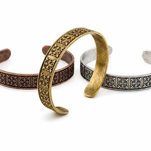 Pulseira de latão estilo vitoriano, bracelete com relevo intrincado, pulseira aberta texturizada ajustável, pulseira boho dourada com filigrana 2963